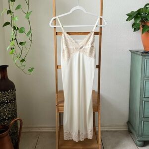 VANITY FAIR Lace-Trim Full Slip